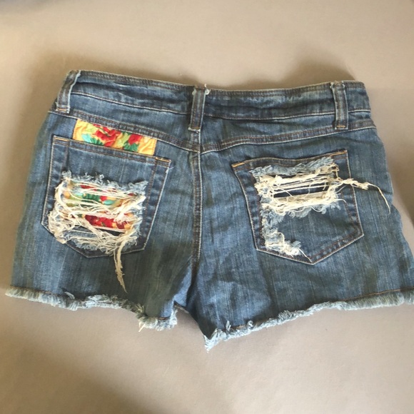 Low rise Jean shorts - Picture 2 of 5